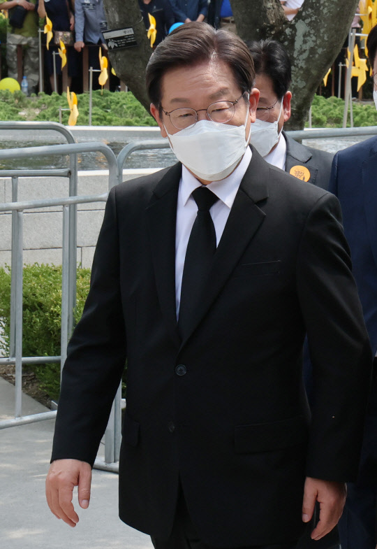 이재명 더불어민주당 총괄선대위원장이 23일 경남 김해시 진영읍 봉하마을에서 엄수된 노무현 전 대통령 서거 13주기 추도식에 입장하고 있다. 공동취재=연합뉴스.